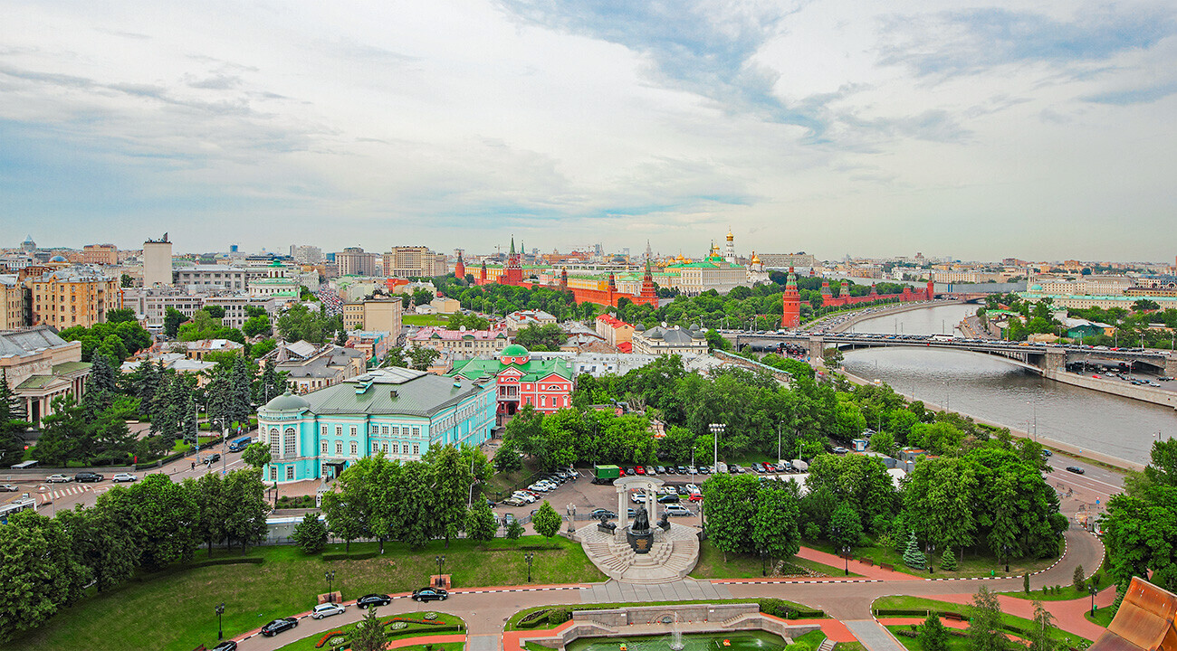 Vista para o Kremlin de Moscou e para a rua Volkhonka. 