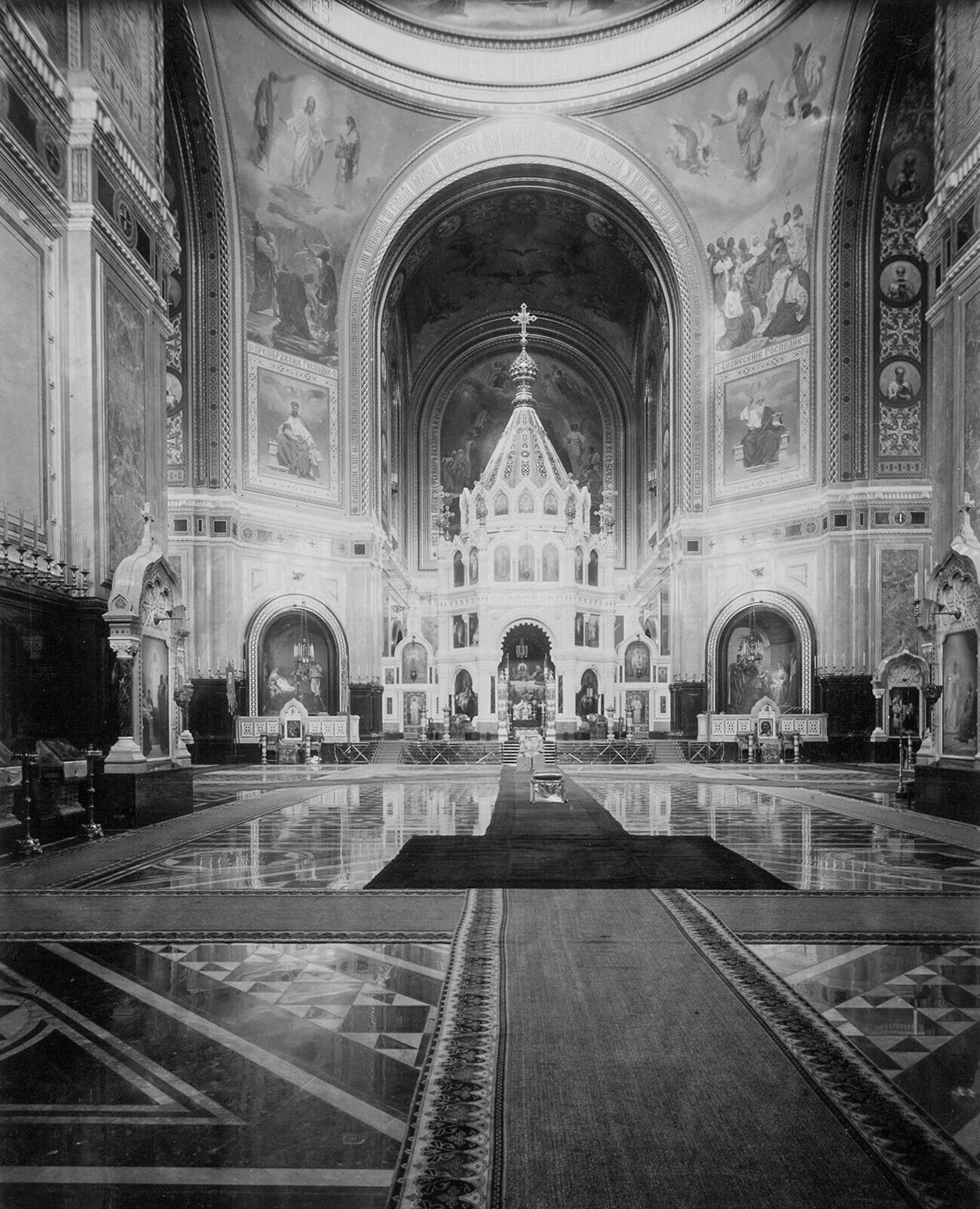 Interior da catedral, em 1883.