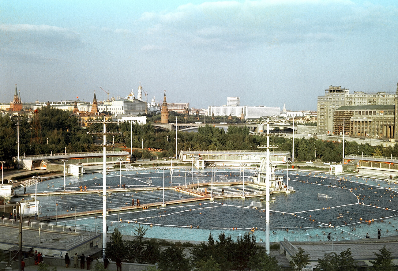 A piscina Moskva (Moscou, em russo) construída no local da Catedral de Cristo Salvador. 