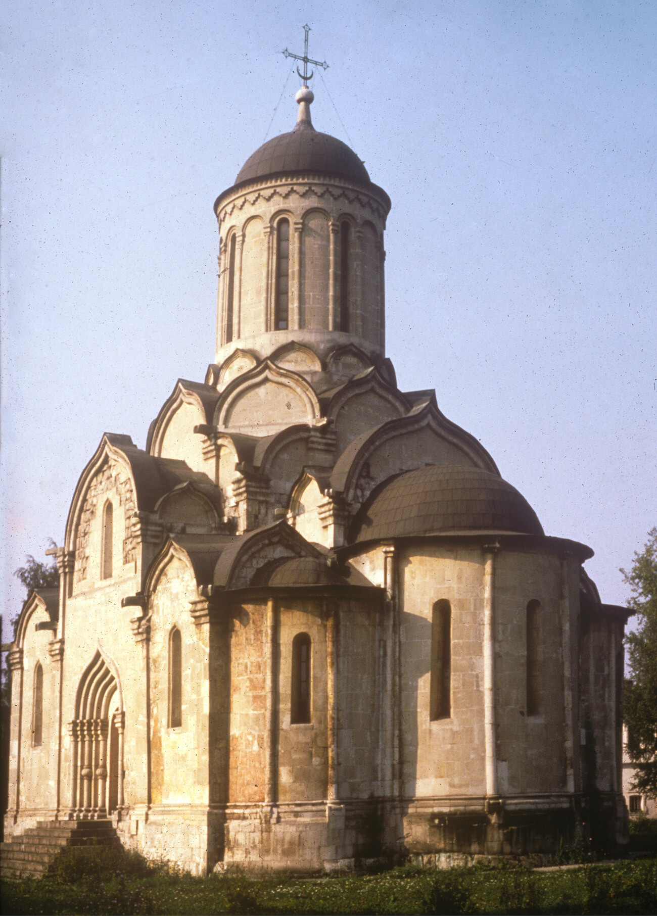 Catedral de la Imagen Milagrosa del Salvador. Vista sureste. 16 de septiembre de 1979