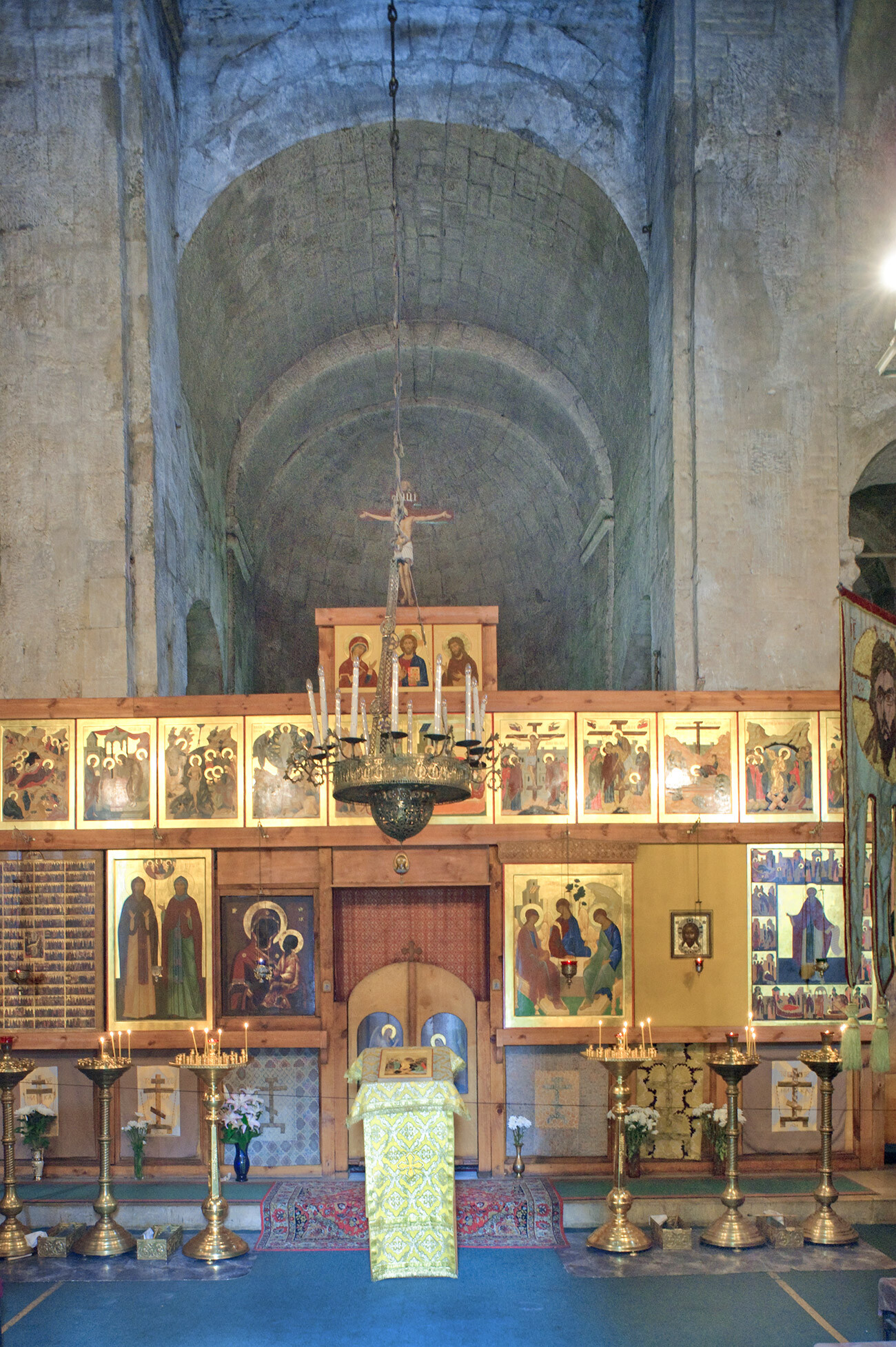 Catedral de la Imagen Milagrosa del Salvador. Vista este hacia la nueva pantalla de iconos y el ábside con el altar mayor. 14 de julio de 2013