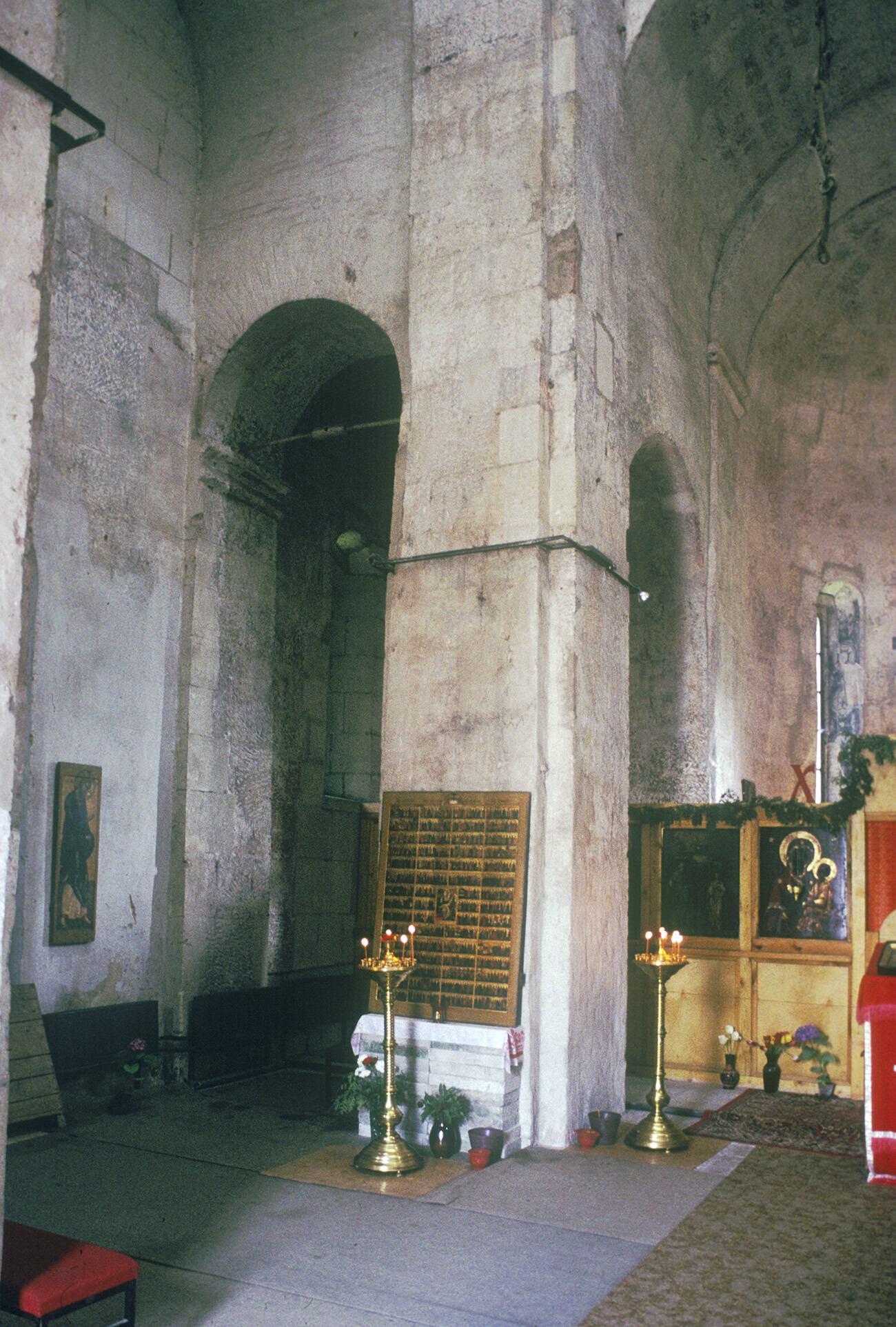 Catedral de la Imagen Milagrosa del Salvador. Esquina noreste con fragmento de nueva pantalla de iconos y gran icono de todos los santos en el muelle noreste. 2 de junio de 1992