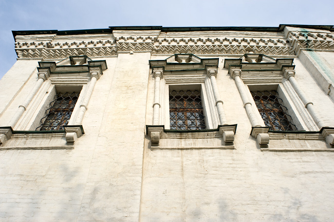 Refectorio anexo a la iglesia de San Miguel Arcángel. Fachada oeste con cornisa decorativa. 14 de julio de 2013