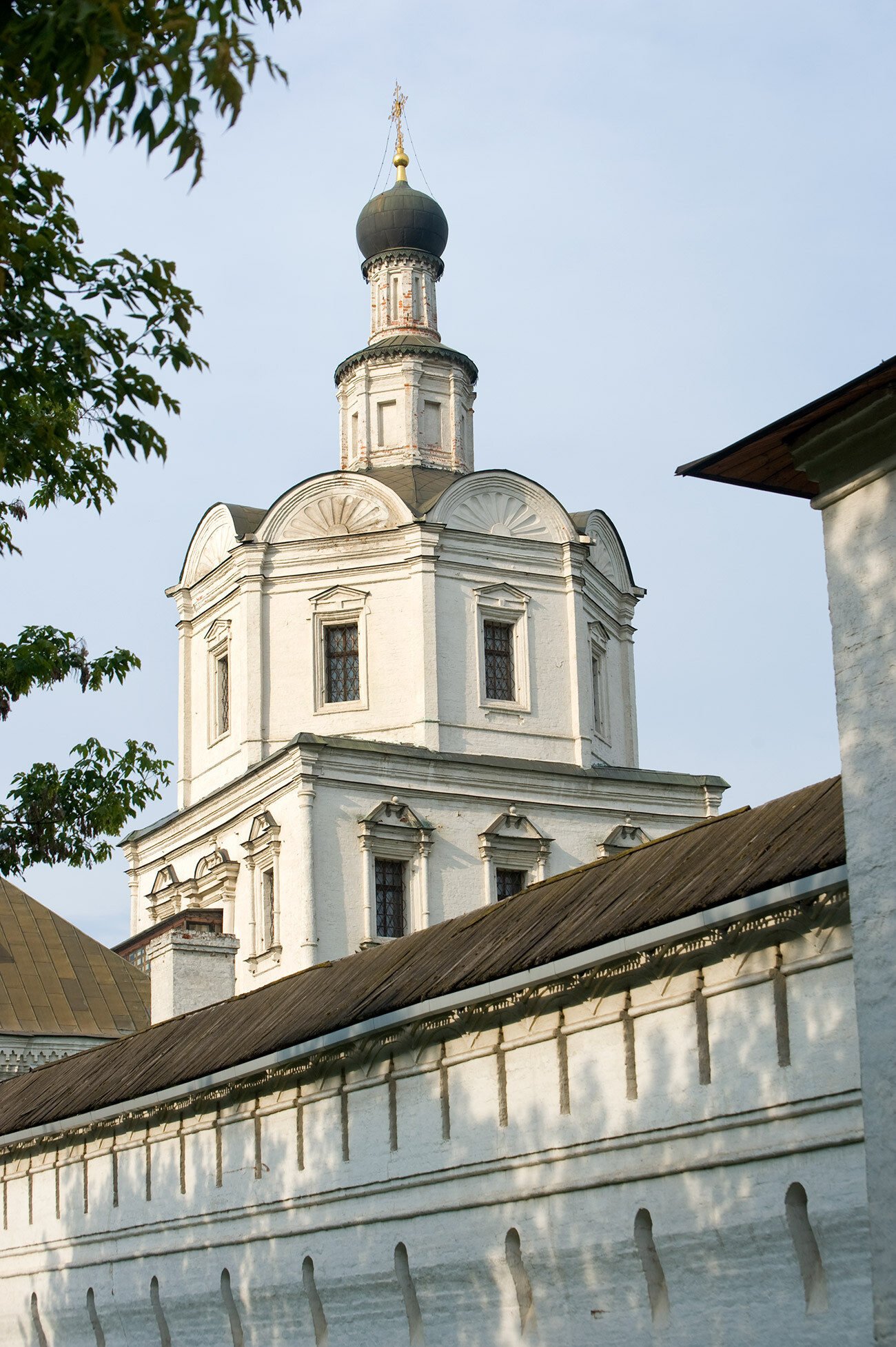 Monasterio del Salvador-Andrónikov. Muro oeste e iglesia de San Miguel Arcángel, vista suroeste. 14 de julio de 2013