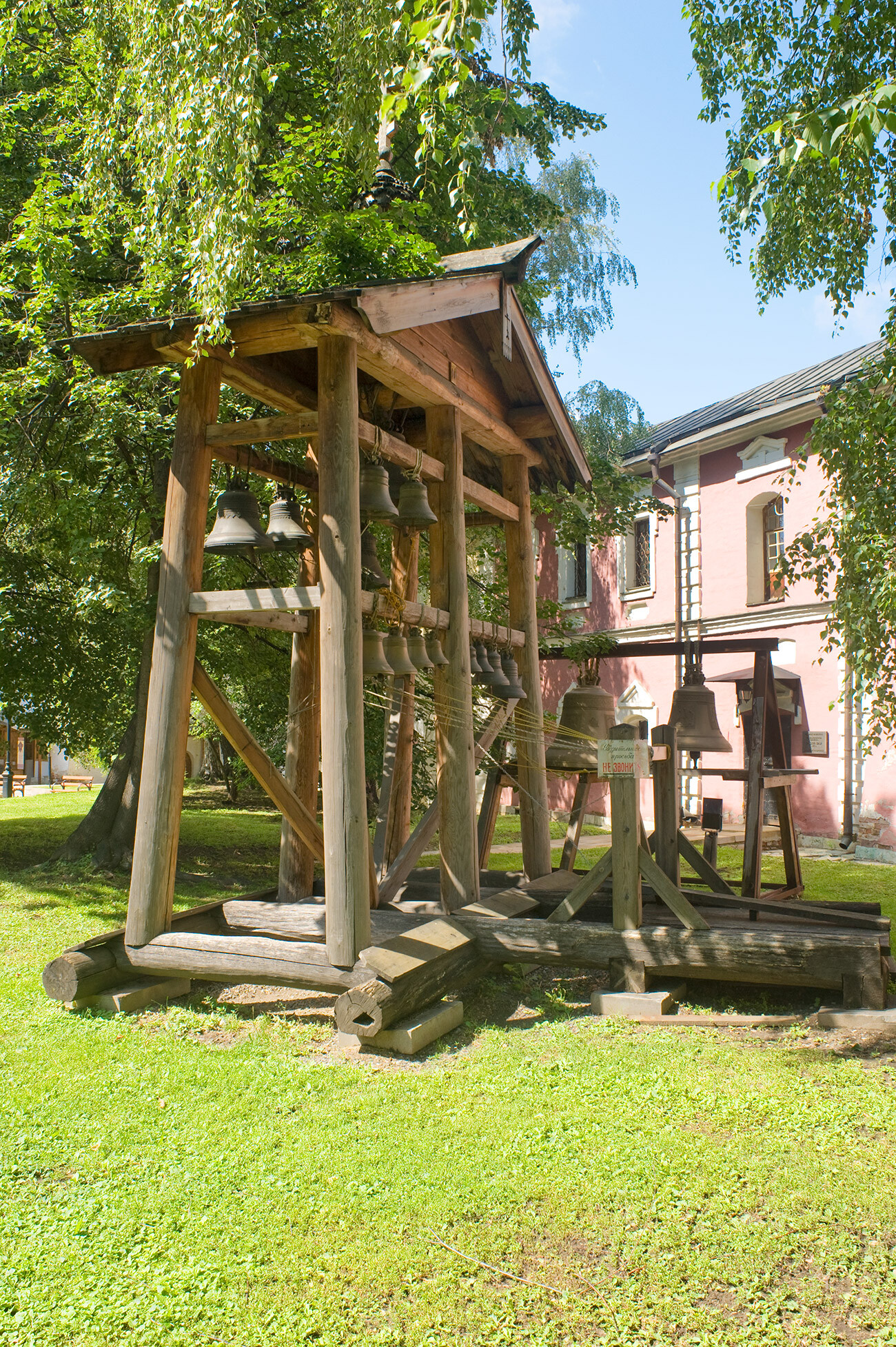 Monasterio del Salvador-Andrónikov. Campanario de troncos con claustros al fondo. 21 de julio de 2012