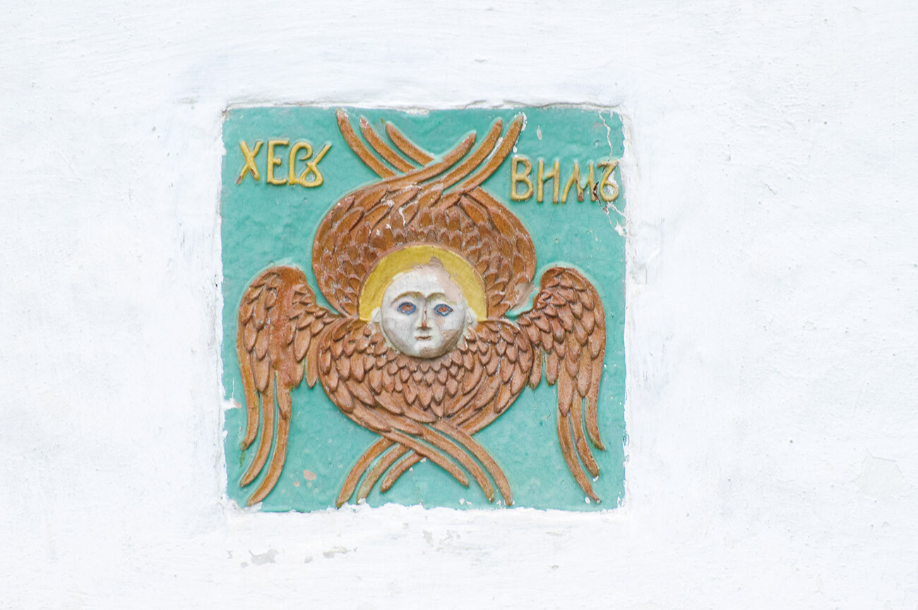 Monasterio del Salvador-Andrónikov. Azulejo decorativo de cerámica en la pared norte de la residencia del abad. La inscripción dice “querubín”, pero la figura tiene forma de serafín de seis alas. 14 de julio de 2013