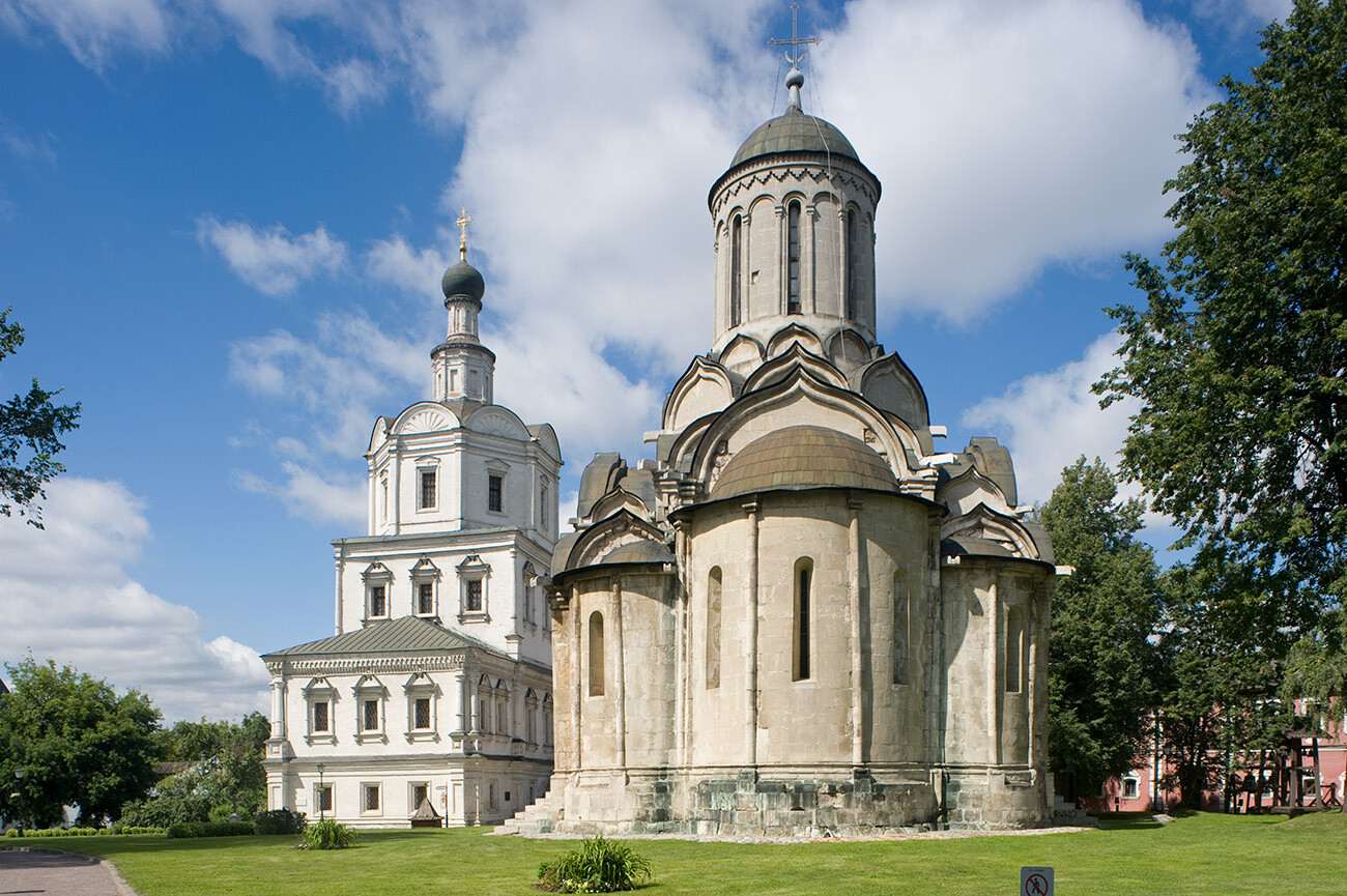 Moscou. Monastère du Sauveur (Andronikov), église de l’icône acheiropoïète du Christ, façade est. À l’arrière-plan à gauche : église de l’Archange-Saint-Michel