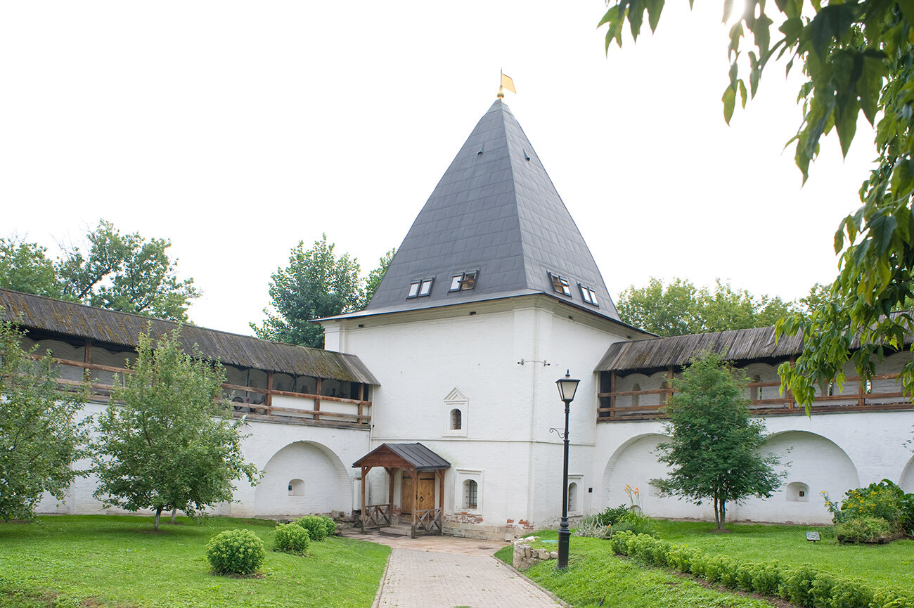 Monastère du Sauveur (Andronikov), tour à l’intersection des murs sud et ouest, vue prise du nord-est