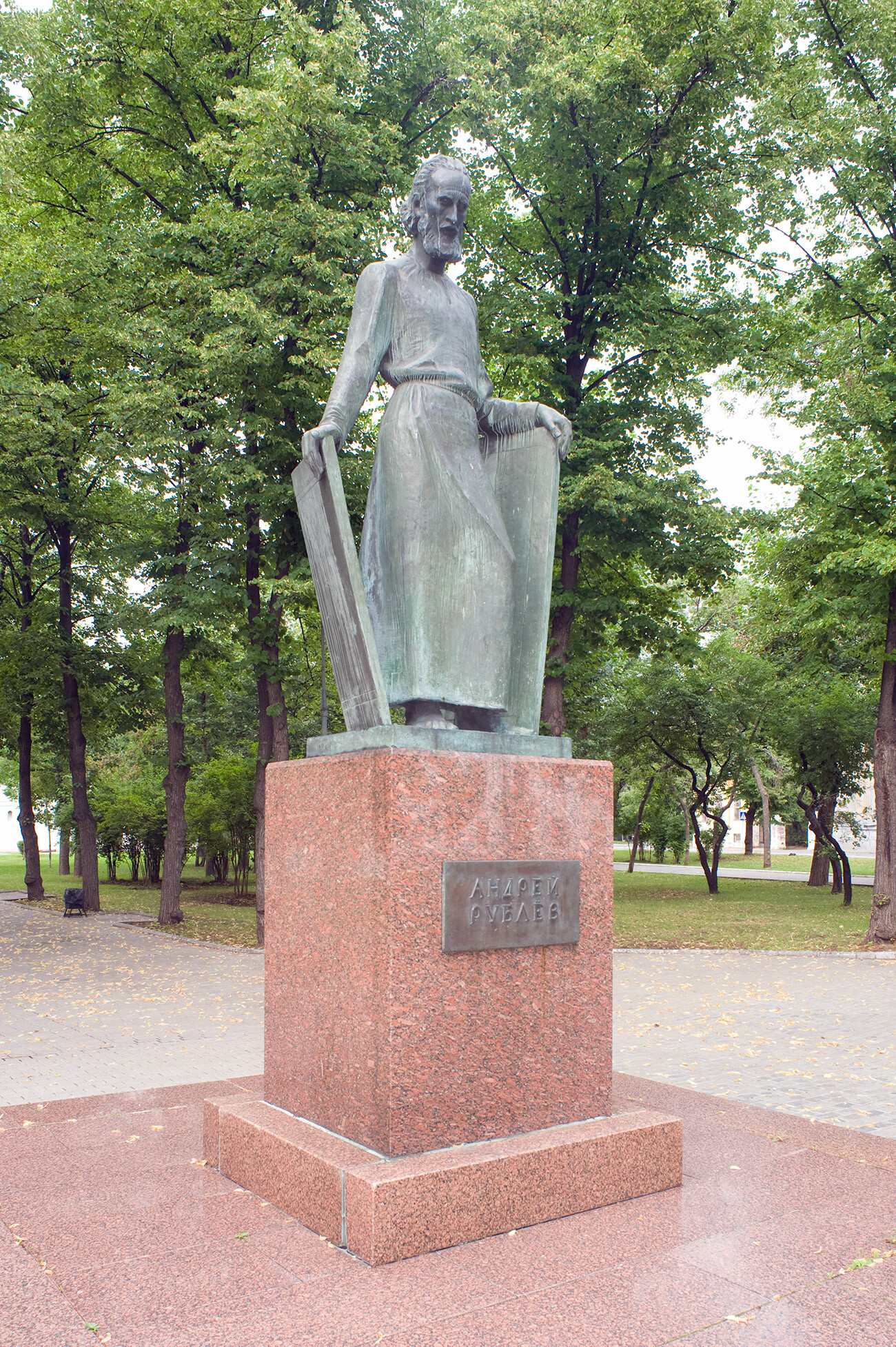 Monument à Andreï Roublev dans le square situé devant l’entrée sud du monastère du Sauveur (Andronikov)
