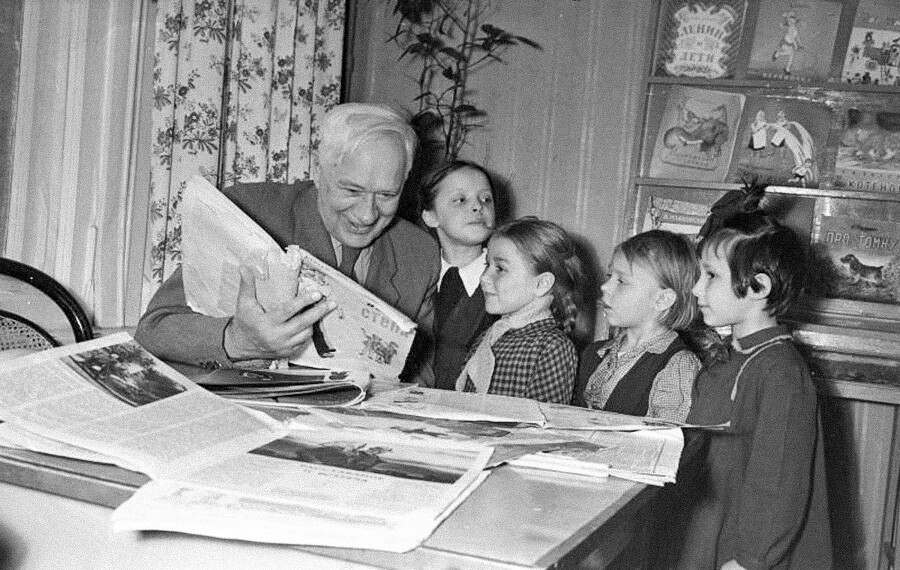Kornei Chukovsky with kids in Peredelkino