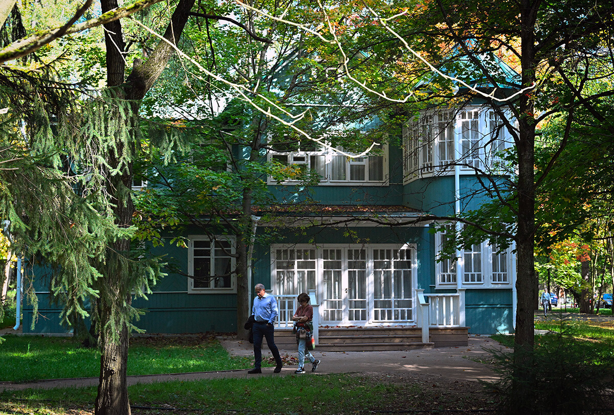 Здание на территории Дома творчества писателей в поселке Переделкино в Москве