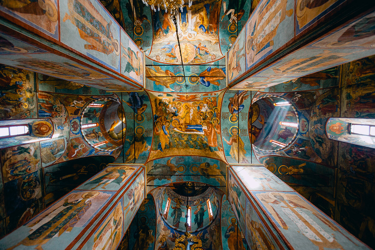 Dentro de la Catedral de la Asunción, en el Monasterio de la Trinidad y San Sergio.