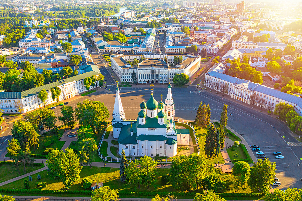 Vista aérea con dron de la iglesia ortodoxa del Profeta Elías y el centro histórico de Yaroslavl, Rusia.
