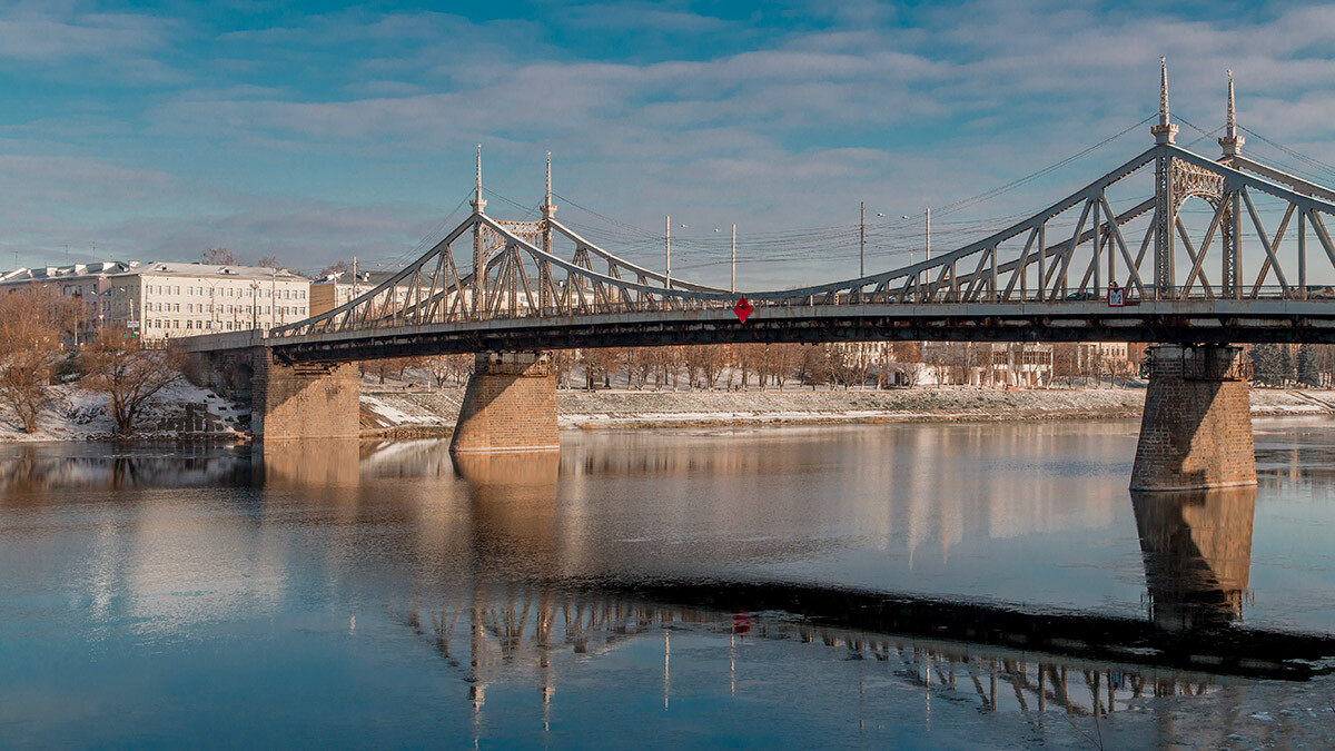 Vista del puente sobre el río en Tver, Rusia.