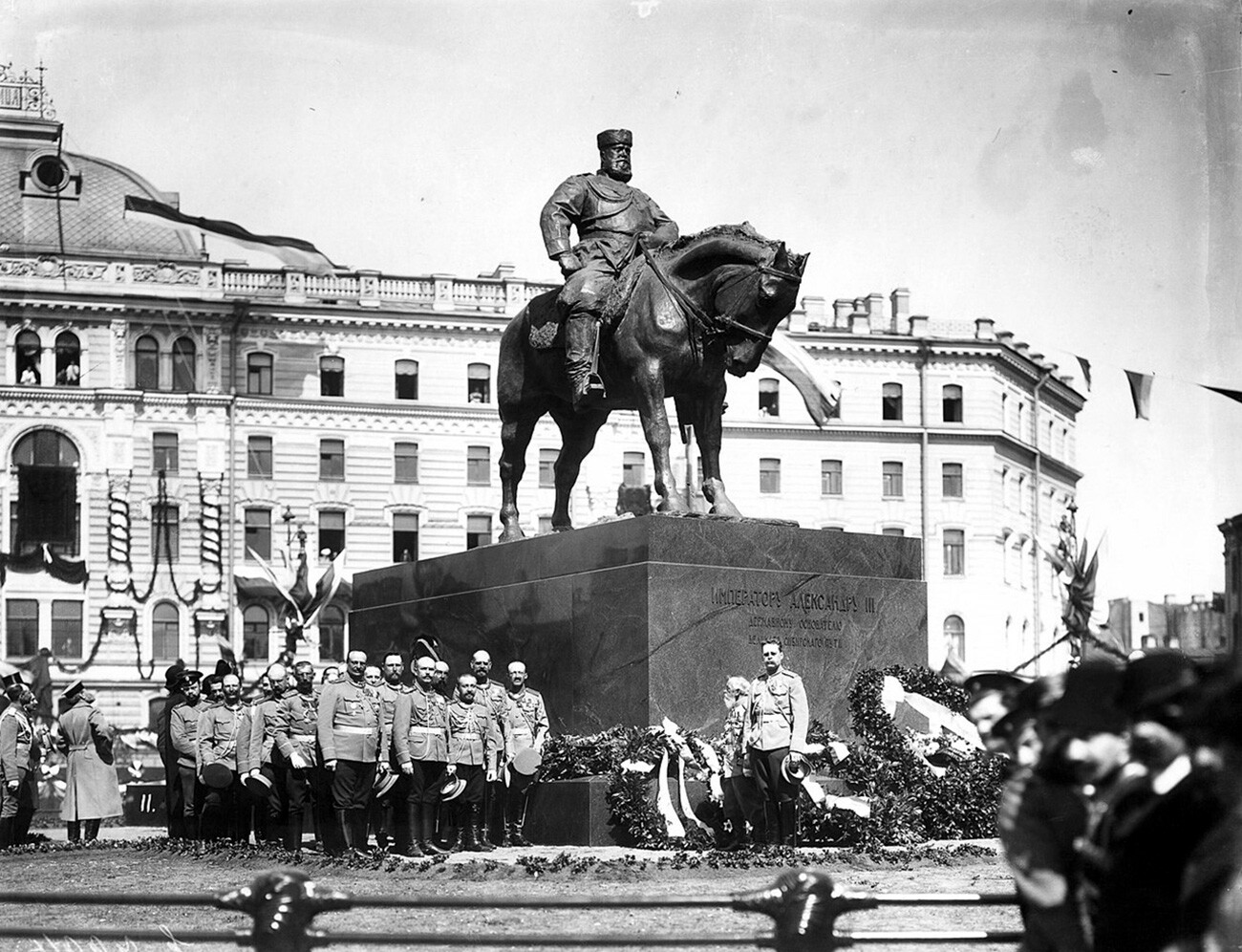 Otvoritev spomenika Aleksandru III. 23. maja 1909 na Znamenskem trgu (ploščadi Vosstanija) v Sankt Peterburgu. Leta 1937 so spomenik pod pretvezo obnove trga odstranili in ga postavili na dvorišče Ruskega muzeja. Dne 9. novembra 1994 je bil postavljen na dvorišču Marmorne palače. 