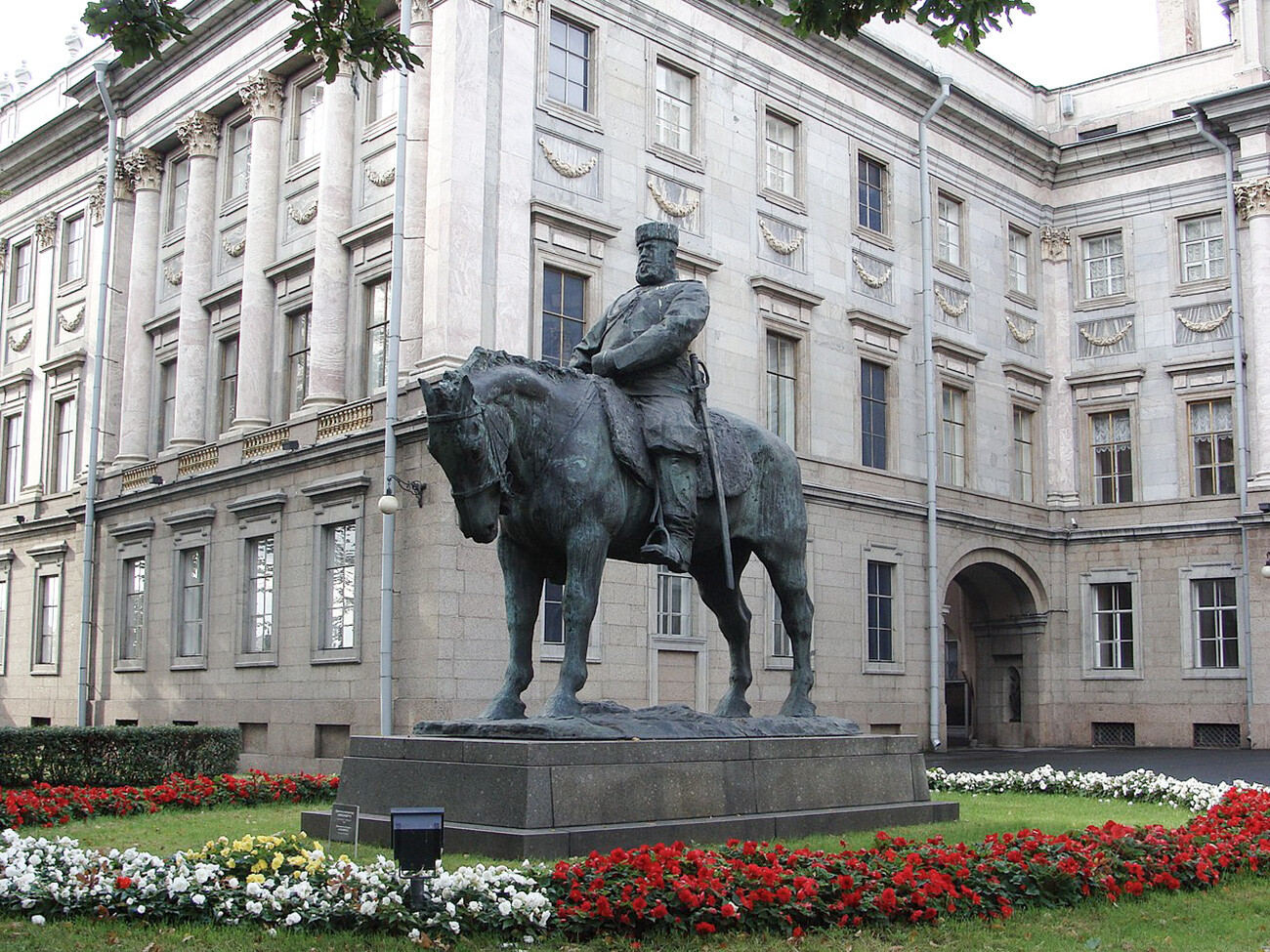 Spomenik carju Aleksandru III. v Marmorni palači v Sankt Peterburgu 
