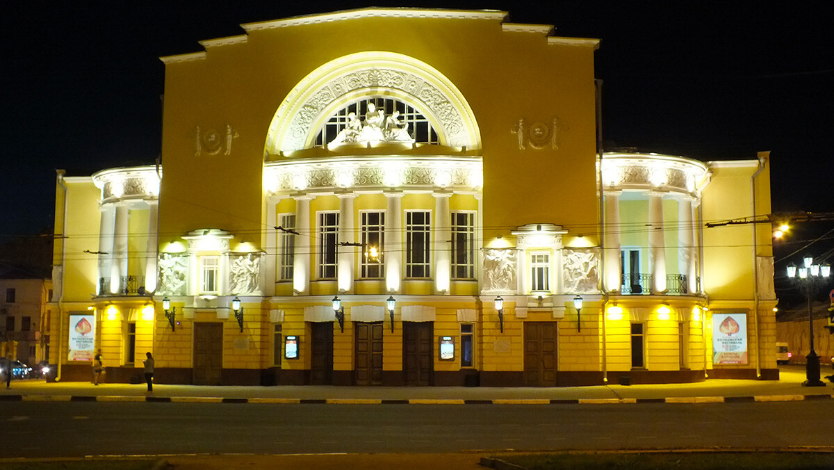 Das Wolkow-Theater in Jaroslawl (das moderne Gebäude wurde im 19.Jahrhundert erbaut).