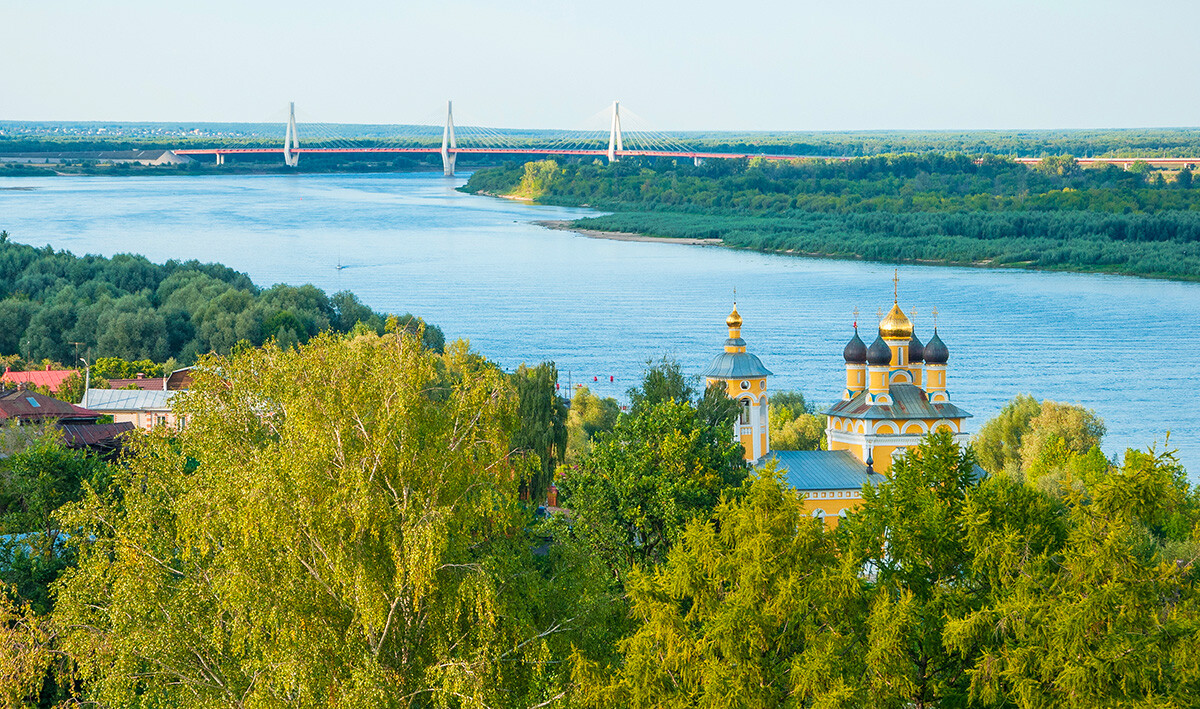 Vista del río Oká, el puente y la iglesia de San Nicolás en la antigua ciudad rusa de Múrom. 