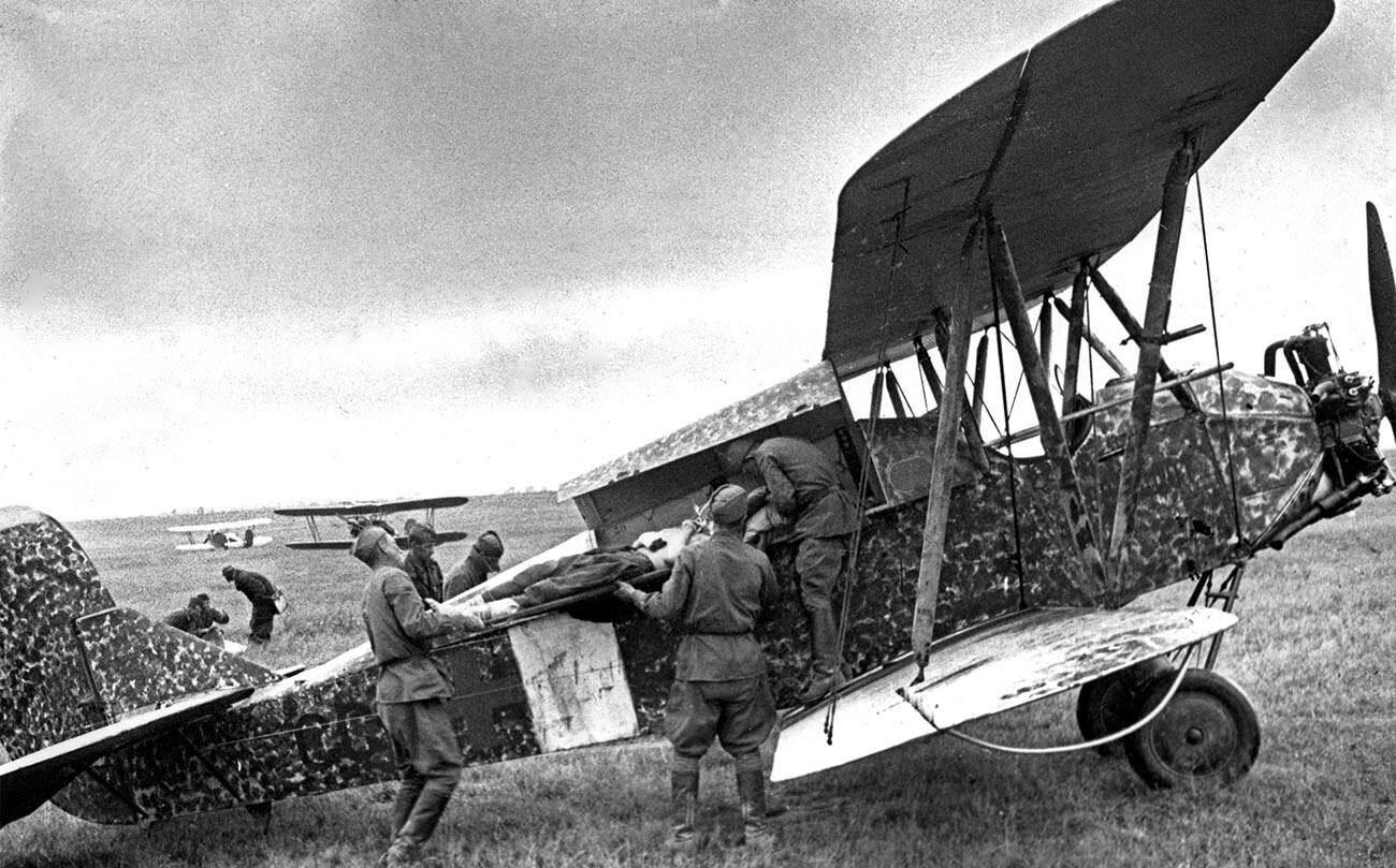 Vojaki, ki med veliko domovinsko vojno na krovu večnamenskega letala U-2 prenašajo ranjenca v zaledno bolnišnico