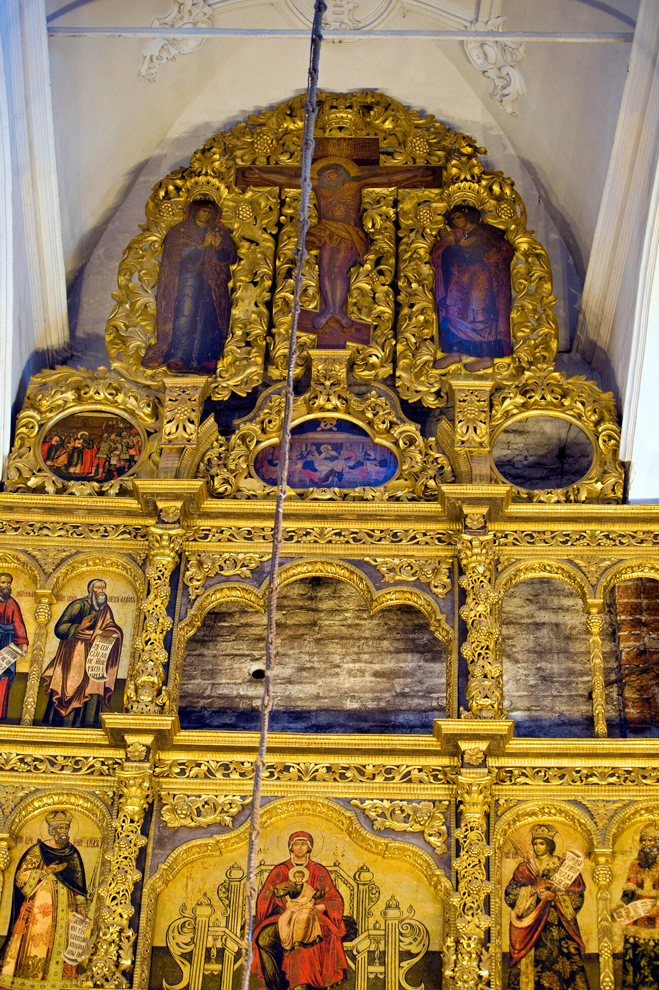 Iconostase de l’église de la Nativité-de-la-Vierge. Partie centrale avec le crucifix. Sur la gauche, les icônes des Patriarches restaurées (5e rangée)