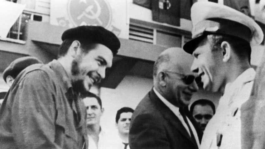 Che Guevara y Yuri Gagarin en Cuba, 1961.  