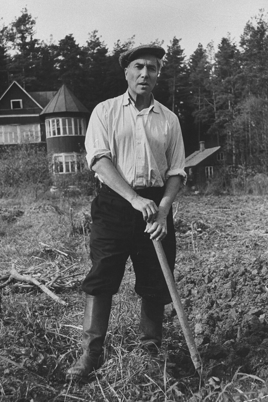 Boris Pasternak nel giardino di fronte alla sua casa di Peredelkino