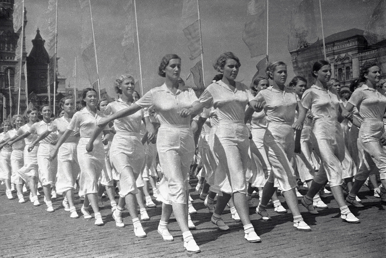 Desfile de atletas na Praça Vermelha.