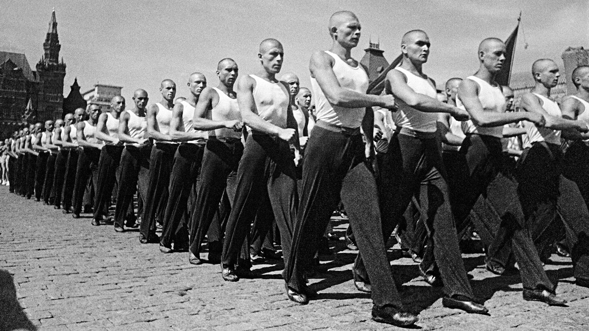 Desfile de educação física na Praça Vermelha de Moscou, 1938.