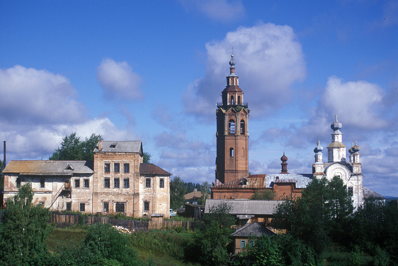Cherdyn. Church of the Transfiguration (left); bell tower & Cathedral of the Resurrection. South view. August 13, 2000