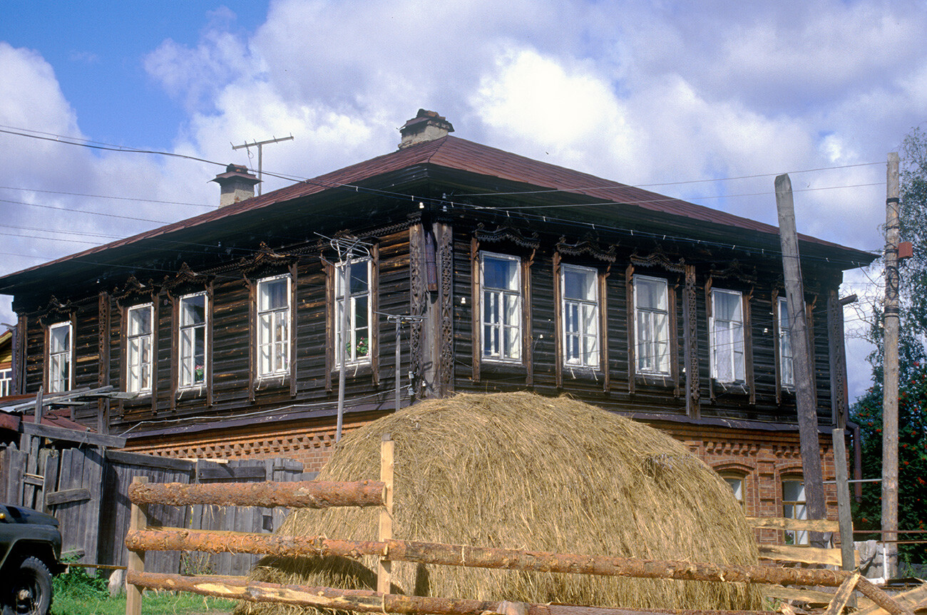 Wooden house on brick ground floor, Mamin-Sibiriak Street. August 13, 2000