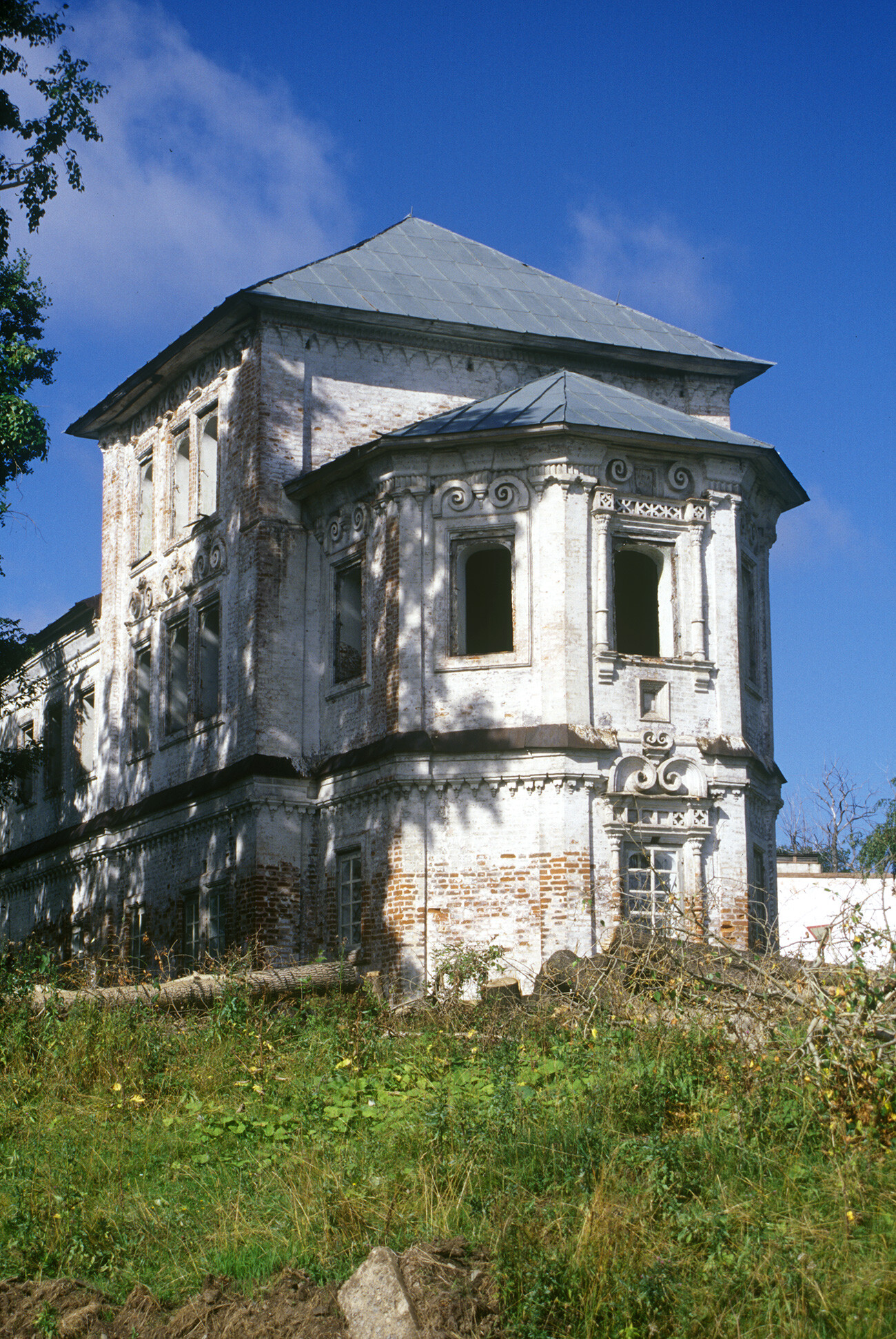 Church of the Dormition (1757-84). Southeast view. August 13, 2000
