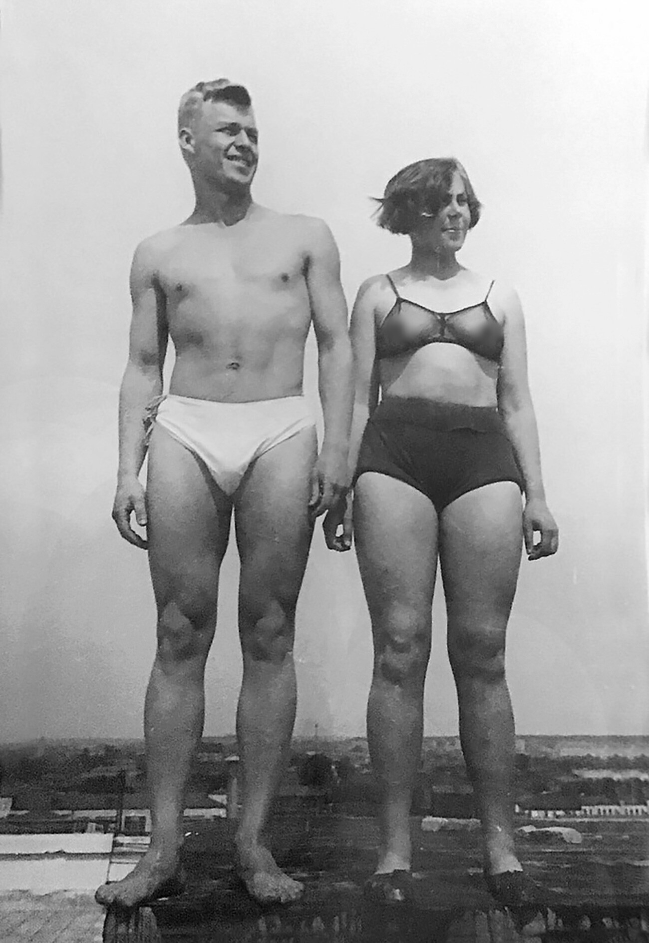 Совјетски спортиста и комсомолка у прозирном купаћем костиму
