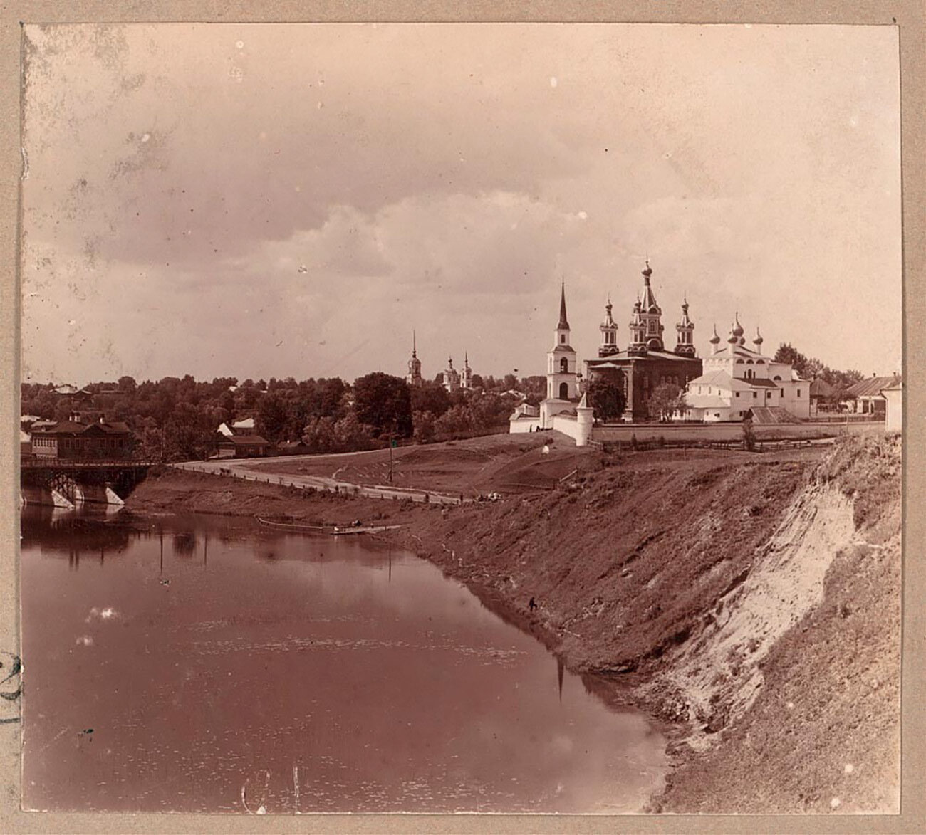 Vue d'ensemble du monastère Saint-Dmitri de Kachine, 1910