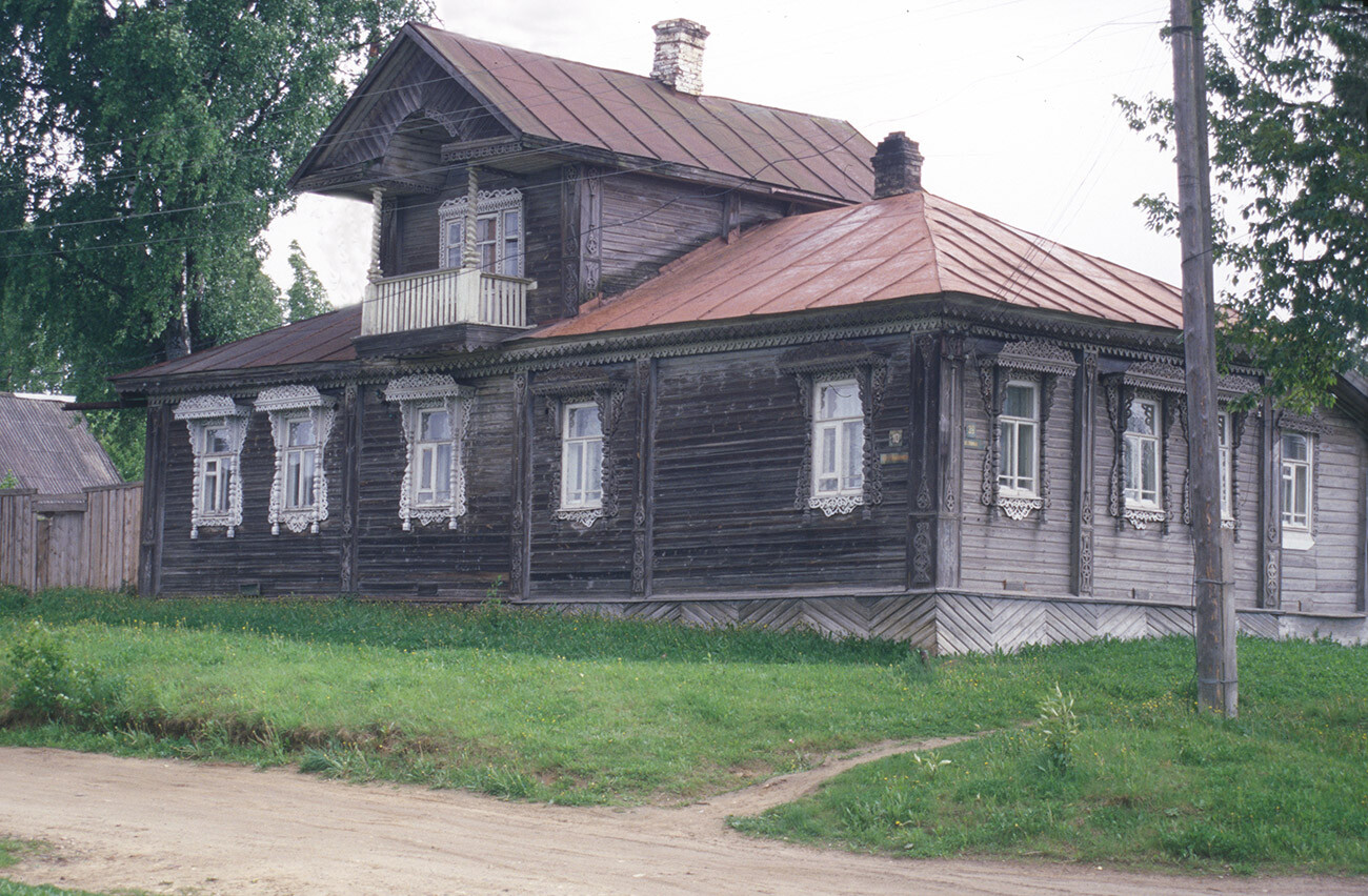 Ustiuzhna. Casa Boborikin, calle Rosa Luxemburg, 10. Excelente ejemplo de casa urbana de madera con “entresuelo” y balcón bajo tejado prolongado. 22 de mayo de 2001