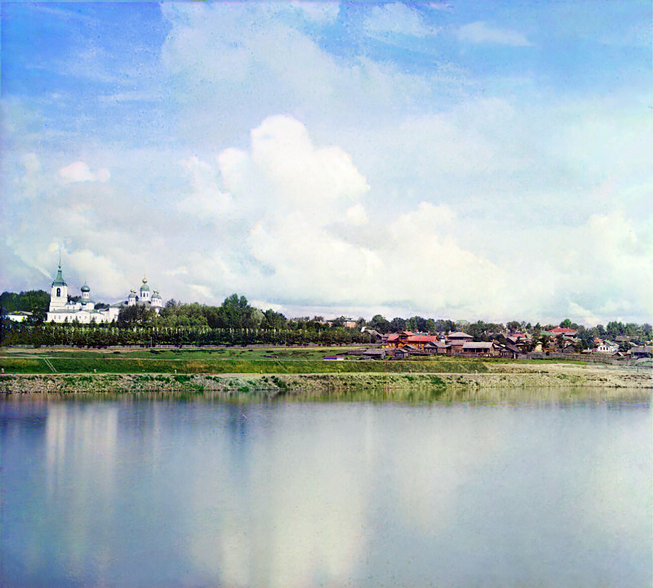 Cherepovets. Vista hacia el norte desde la orilla derecha del río Sheksna. Desde la izquierda: Catedral de la Trinidad (demolida hacia 1951), Catedral de la Resurrección (arriba). Extremo derecho: Río Yagorba. Verano de 1909