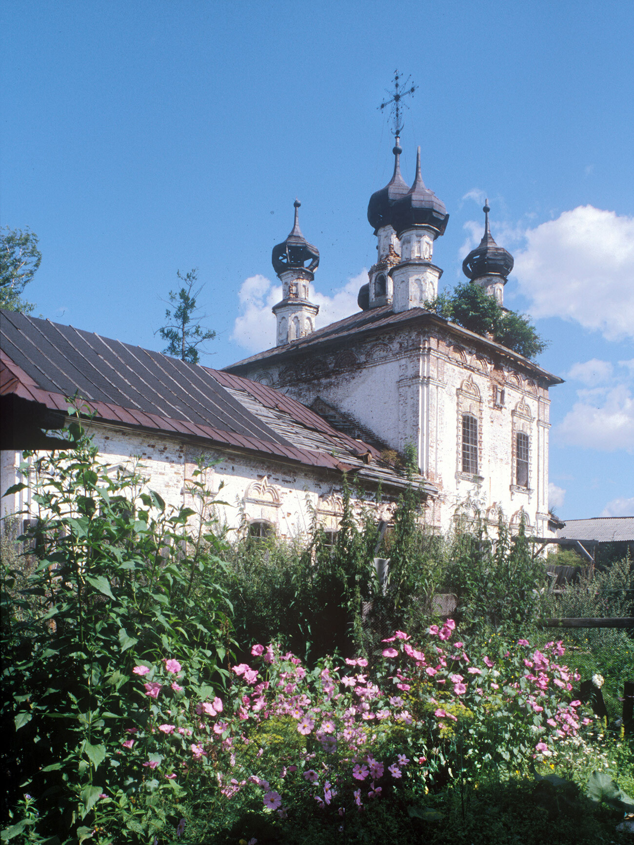 Iglesia de la Intercesión de la Virgen (también Natividad de Cristo). Construida en 1780 en la orilla izquierda del río Mologa. 12 de agosto de 2006