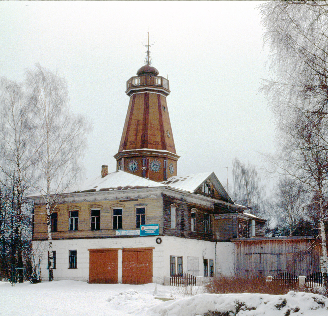 Antiguo edificio del Ayuntamiento (duma) con torre de bomberos. Toda la estructura de madera de este monumento nacional, construido en 1887, ardió a finales de 2000. 10 de marzo de 1998