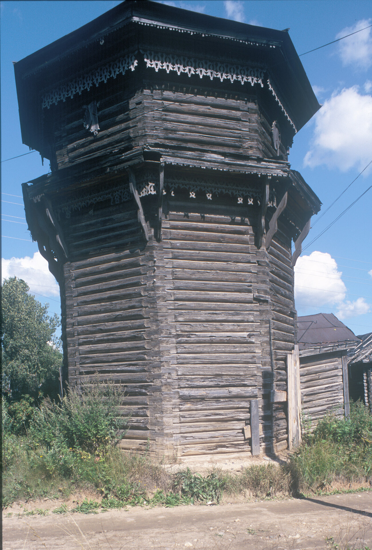 Torre de agua de troncos, esquina de las calles Veselov y Rosa Luxemburgo. Construida a finales del siglo XIX. 12 de agosto de 2006