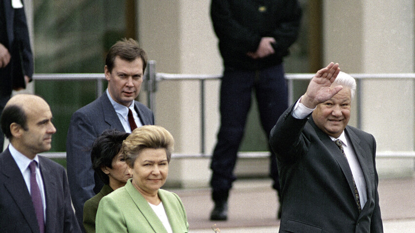 Presiden Rusia Boris Yeltsin (kanan) dan Naina Yeltsin (tengah) di Bandara Orly dalam kunjungan mereka ke Prancis