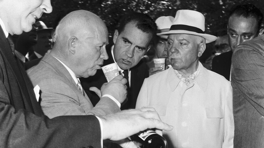 Exposición Nacional Americana, Moscú, URSS, 1959. El líder soviético Nikita Jrushchov (1894-1971) prueba un vaso de Pepsi-Cola observado por el vicepresidente estadounidense Ricard Nixon y el presidente de Pepsi Co, Donald M. Kendall.