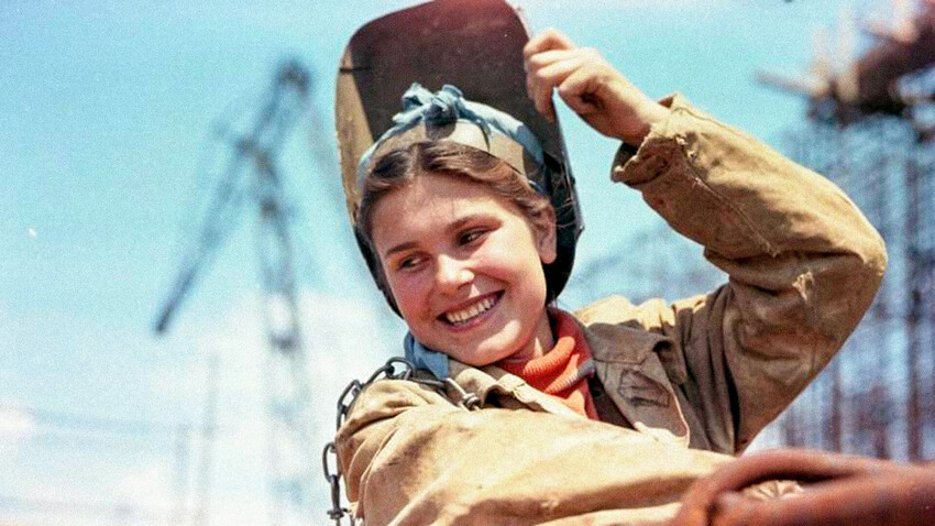 Soldadora do Komsomol (a organização juvenil do Partido Comunista) em canteiro de obras.