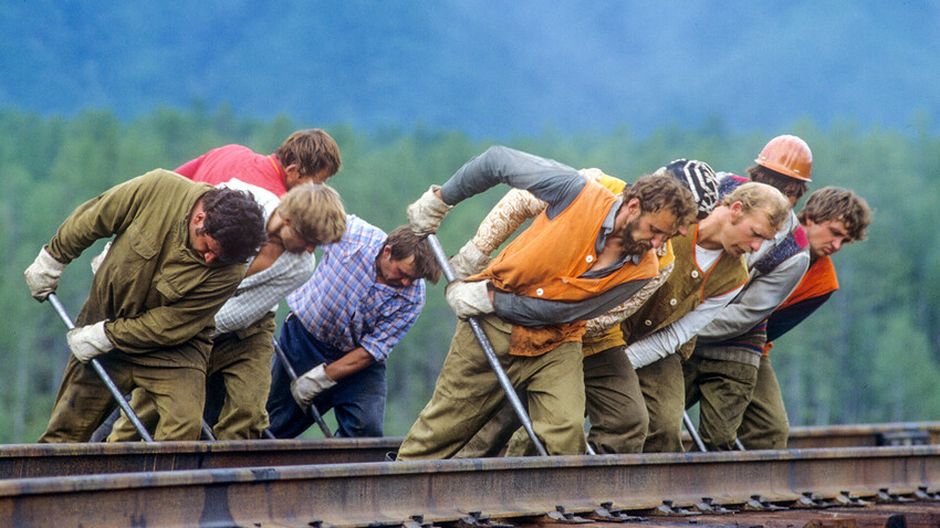 Equipe trabalhando no último trecho da construção da Linha Principal Baikal-Amur.