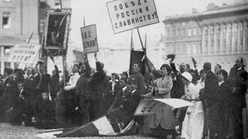 Manifestación en San Petersburgo al estallar la Primera Guerra Mundial, 1914.
