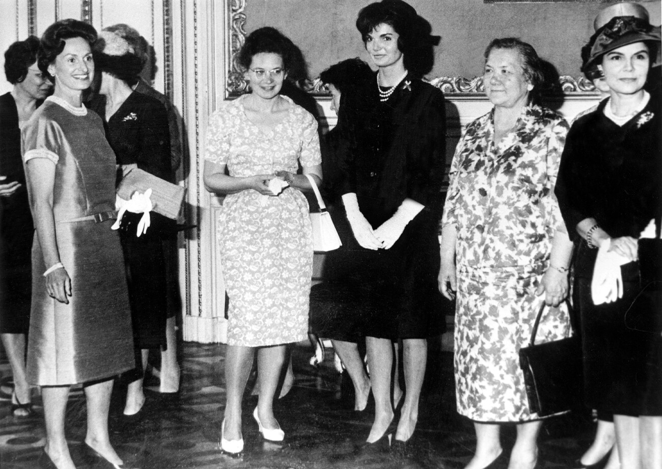 Nina Khrushcheva, kedua dari kanan, dan Jacqueline Kennedy, ketiga dari kanan.