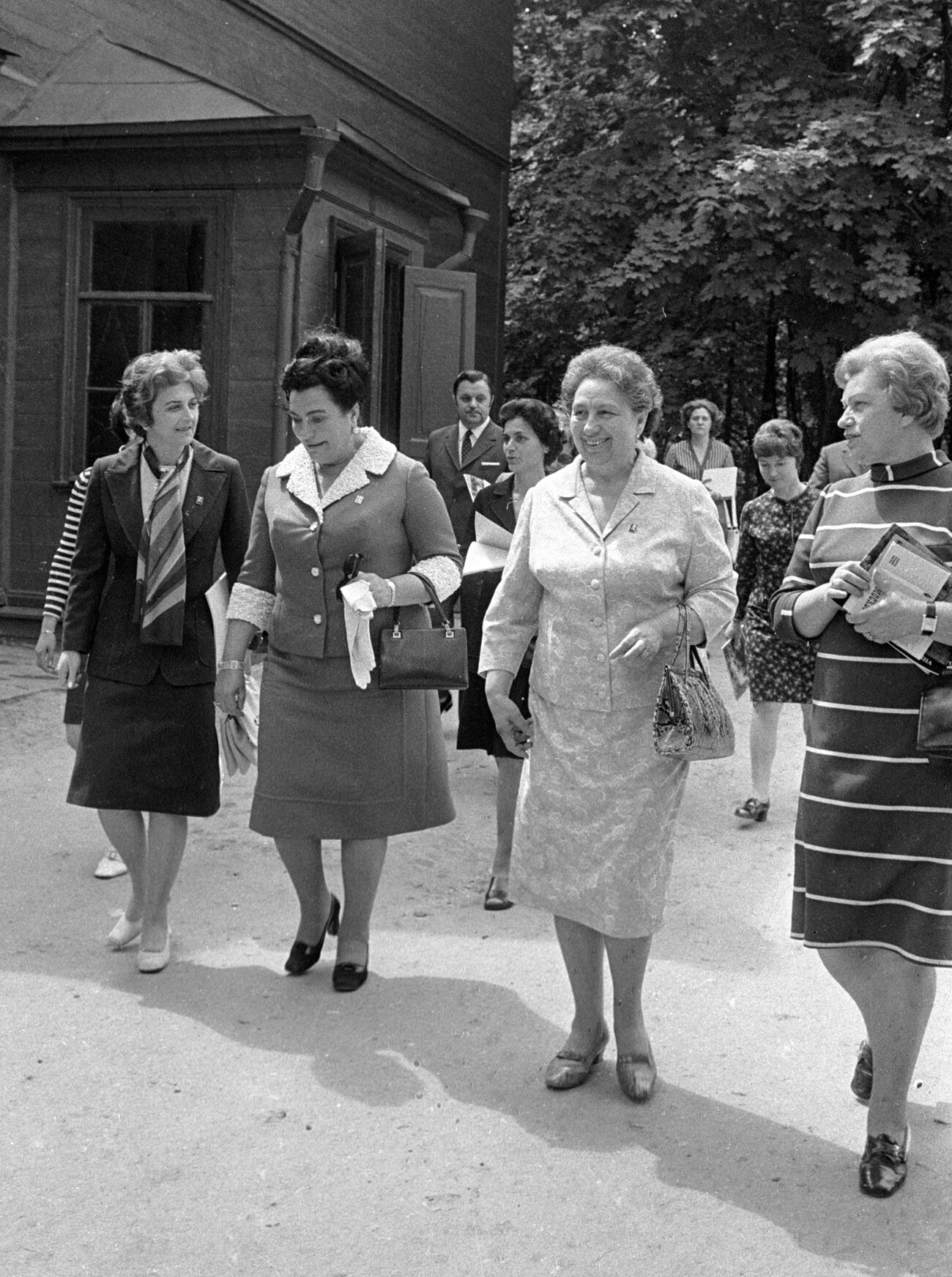 Jovanka Broz, istri Presiden Yugoslavia, kedua dari kiri, dan Viktoria, istri Leonid Brezhnev, kedua dari kanan, di kawasan museum Leo Tolstoy pada kunjungan Josip Broz Tito ke Moskow.
