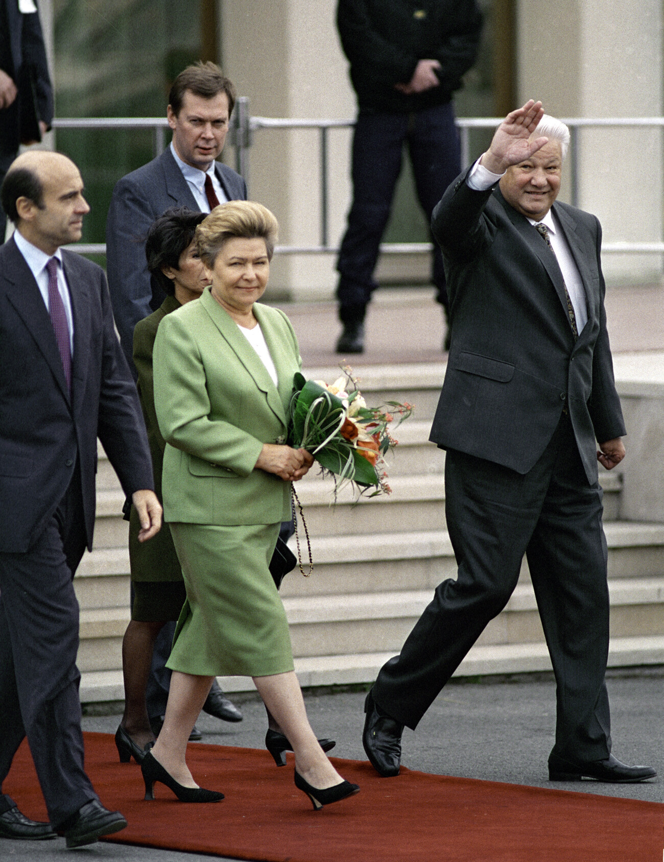 Presiden Rusia Boris Yeltsin dan Naina Yeltsin di Bandara Orly selama kunjungan mereka ke Prancis.
