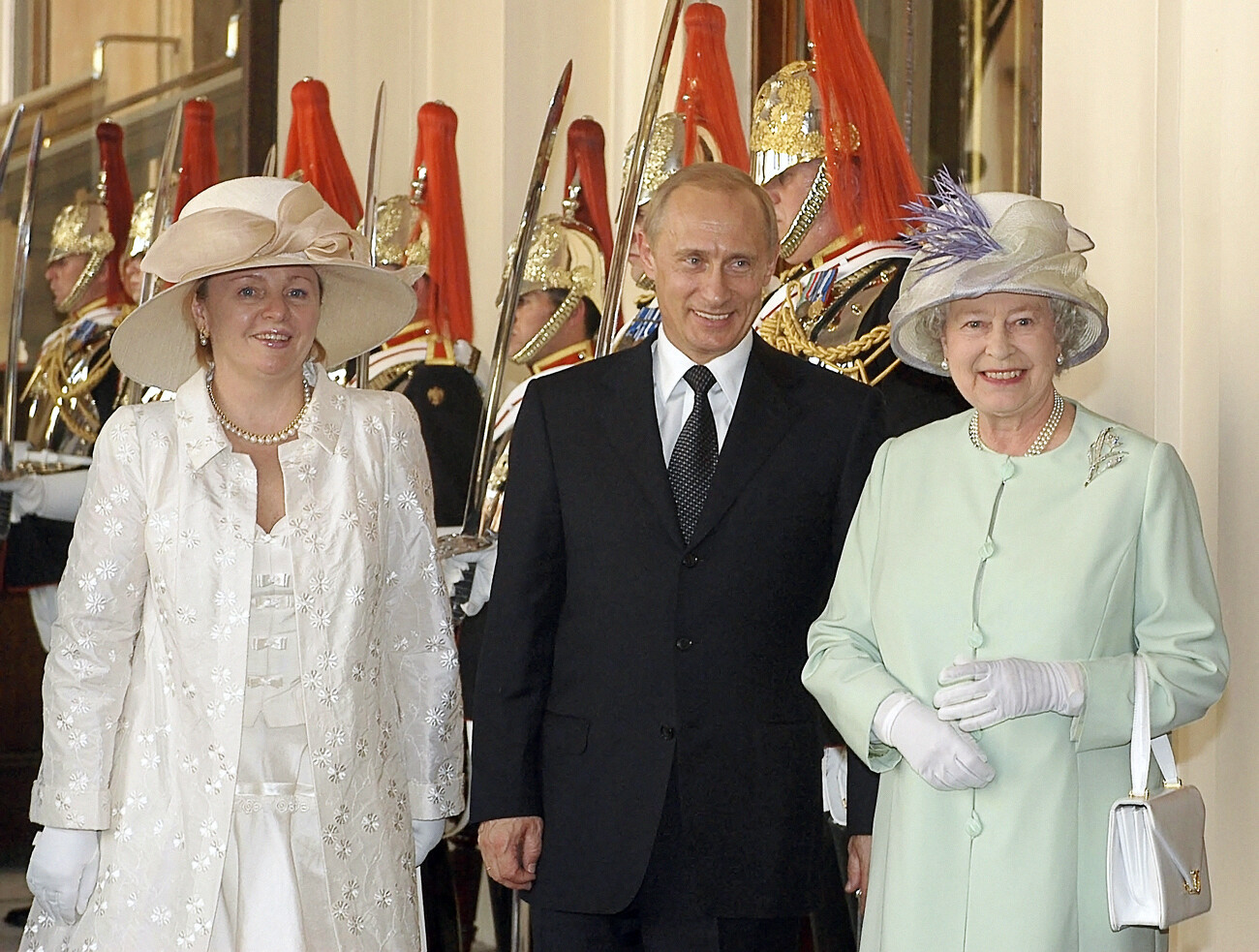 Presiden Putin yang tiba di Inggris untuk kunjungan kenegaraan, istrinya Lyudmila dan Ratu Inggris Elizabeth II.