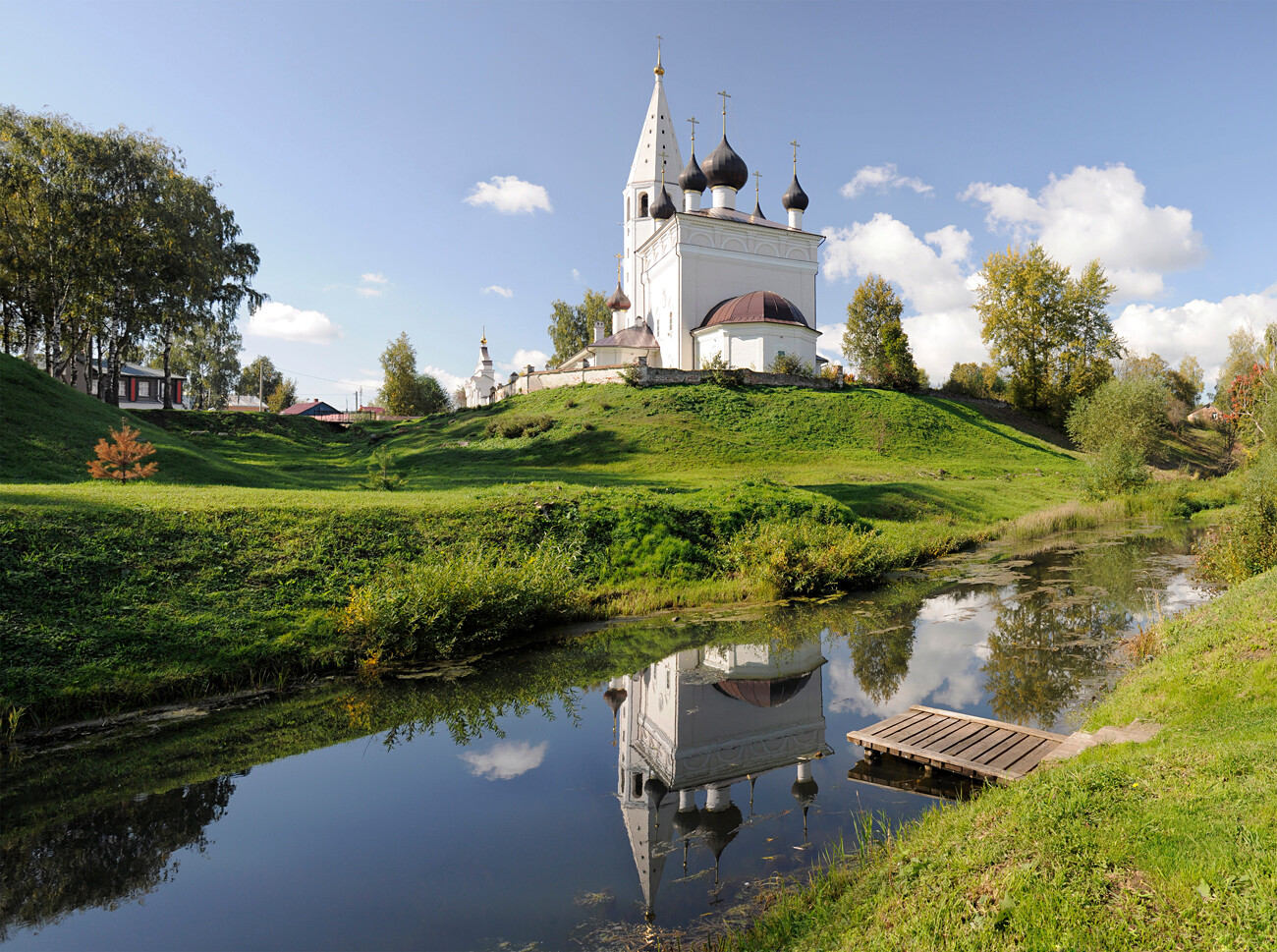 Красивое село богатое. Деревня Вятское Ярославской. Село Вятское Ярославль. Село Вятское Ярославской река.