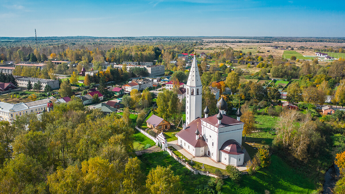 Vista aérea da vila de Viátskoie e da Igreja da Ressurreição.