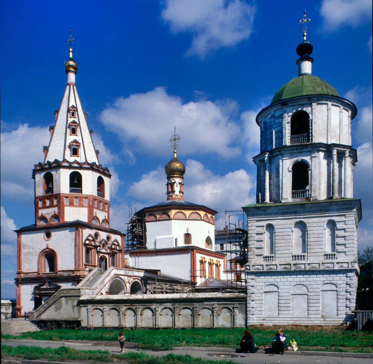 Irkoutsk. Cathédrale de l’Épiphanie et clocher, vue sud-ouest. Deuxième clocher (à droite) achevé en 1815 pour supporter une cloche de 18 tonnes coulée localement